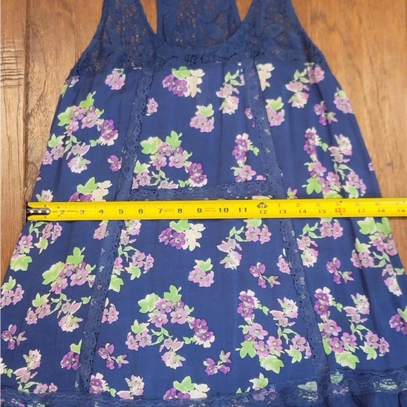 Medium Floral Blue Sleeveless Top - Picture 10 of 15